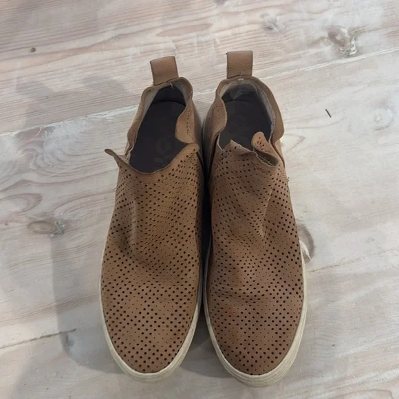 Dolce Vita Sneakers - Picture 8 of 9